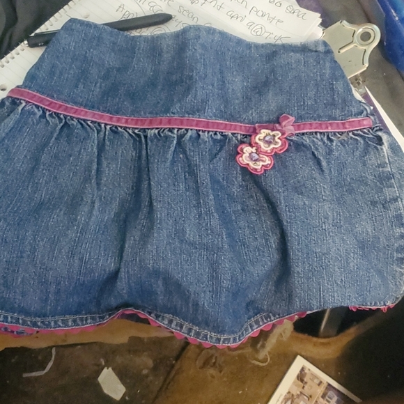 Cute blue jeans skort with burgundy trim & flower - Picture 2 of 3